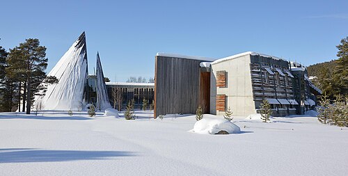 ノルウェーのカーラシュヨフカにあるサーミ議会（サーミ議会）の議事堂。雪景色の中に近代的な建物が建ち並んでいる。