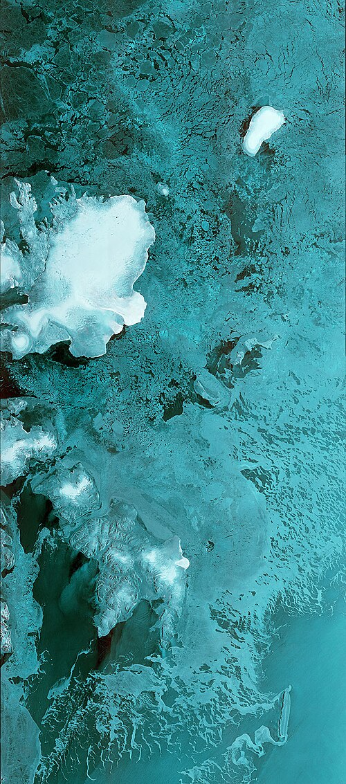 バレンツ海上空で Sentinel-1B が取得した最初のデータ ストリップ。左側にスヴァールバル諸島が見えます。