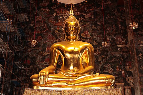 寺院には釈迦牟尼が祀られており、美しい壁画でも知られています。