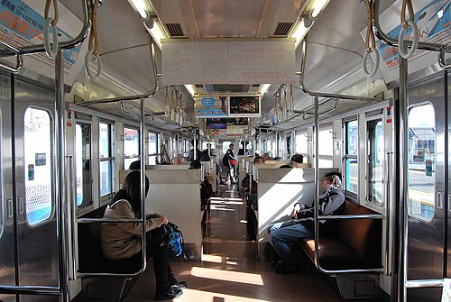 2012年2月撮影のクハ118型機の車内