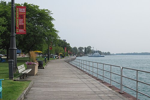 川沿いの遊歩道