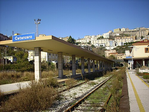 2010 年に廃駅となった駅舎の眺め。背景には市街地とサンシナートのトンネルが見える。左側の屋根の後ろには FC 駅舎が見える。
