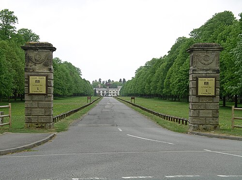 クーム修道院と公園の正面玄関