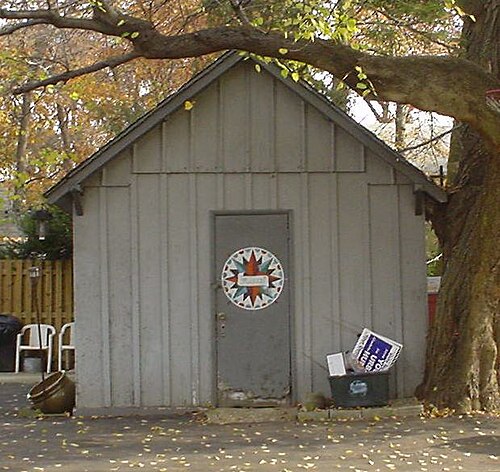 郊外の小屋に置かれた羅針盤の形をしたシンプルな六角形の標識