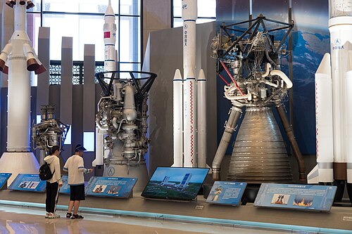 YF-100(中央)とYF-77(右)は、新世代の長征ロケットを動かす2つのエンジンです。