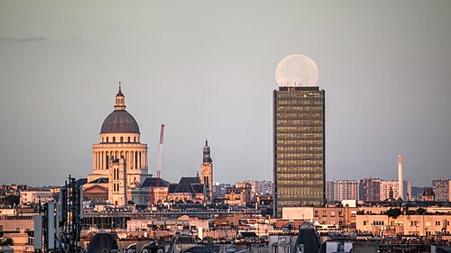 ソルボンヌ大学理学部・工学部キャンパスの中心部に位置するザマンスキー・タワー