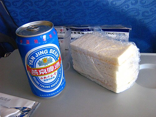 中国国際航空の機内で提供された燕京ビールの缶