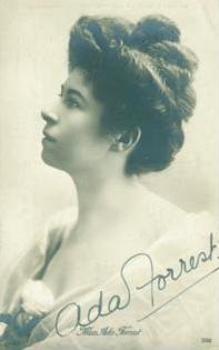 エイダ・フォレストの横顔を描いた白黒の胸像 (1910 年頃)。彼女はガウンを着て、茶色の髪をアップにしています。写真の右下隅に、非常に鮮明な丸い筆跡で書かれた彼女のサインがあります。