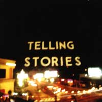「物語を語る」と書かれた看板のぼやけた写真