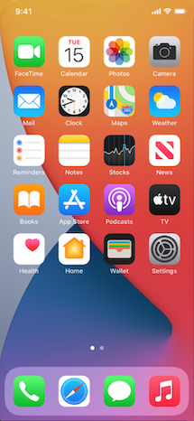 iOS 14のホーム画面には、アプリアイコンの間にバッテリー、天気、ニュースのウィジェットが配置されています