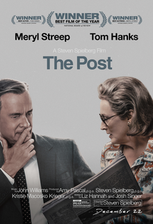 メリル・ストリープ演じるキャサリン・グラハムが、心配そうな様子のトム・ハンクス演じるベン・ブラッドリーに新聞の表紙を見せる。