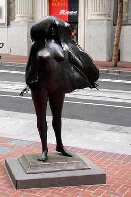 裸の女性のブロンズ像