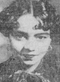 光沢のある黒い髪を分けてカールさせた笑顔の若いアフリカ系アメリカ人女性のぼやけた白黒画像