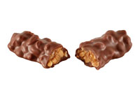 半分に割れたチョコレートの PayDay キャンディーバー。