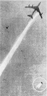 飛行中の航空機のエンジンが地面に落下する写真