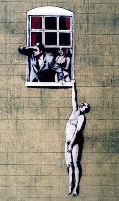 建物に描かれた絵には、裸の男が片手で窓枠にぶら下がっている様子が描かれている。スーツを着た男が右手で目を覆いながら窓の外を眺めており、その背後には下着姿の女が立っている。