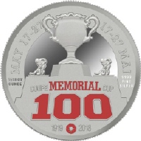 記念カップのトロフィーの輪郭と、前景に赤いポピーと 100 の数字が重ねて描かれた銀貨