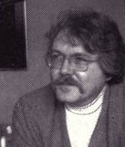 1977年、英国国立劇場で9時間に及ぶ舞台版『イルミナティ!』の開幕。