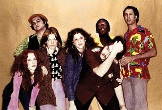 SNLのオリジナルキャストがカメラに向かってポーズをとる