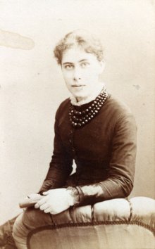 ケンブリッジ大学在学中のアグネス・ベル・コリアー。1881 年にチェシャー州ボウドンのポリゴン スタジオの G. ヒギンソンが撮影した写真。