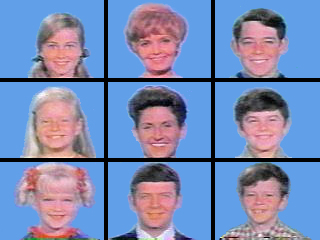 3×3 の正方形のグリッドに、テレビ シリーズの主役 9 人全員の顔写真が描かれています。左の 3 つの正方形には金髪の少女 3 人、右の 3 つの正方形には茶髪の少年 3 人、中央の 3 つの正方形には金髪の母性的な女性、黒髪の女性、茶髪の男性が描かれています。顔はすべて青い背景になっています。