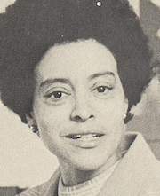 1971 年の写真の、アフロヘアスタイルのアフリカ系アメリカ人女性。