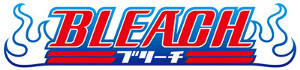 「BLEACH」という単語は、青い輪郭の赤いブロック体文字で書かれています。その下には、中央にさまざまな印刷文字が入った 2 本の水平線があります。単語の両側には、炎の青い輪郭があります。