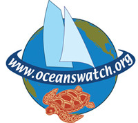 地球の8色画像に、赤道部分に「OceansWatch」と書かれたバナーがかけられている。南半球の大部分はウミガメが占め、北半球には2枚の帆船の帆が描かれている。