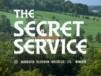 太字の白いセリフ体フォントで書かれたタイトル「The Secret Service」が、明るい日差しを浴びた木々が生い茂る丘の田園風景を背景にした教会の画像の上に重ねられています。