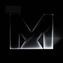 背景色が黒のポートレート。ポートレートの中央には、白色の太字の大文字「M」があります。下向きの曲線には、同じスタイルの上向きの三角形が「M」の中央下部に隣接して配置されています。