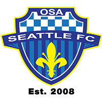 OSA シアトル FC のエンブレム: 青い縞模様と市松模様の盾の上に「OSA」、真ん中に「SEATTLE FC」の文字が飾られています。その下には黄色のフルール・ド・リスが描かれています。