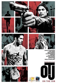 この映画のポスター。上部には、ピオロ・パスクアルがワイドショットでピストルを向けており、左には走る彼のシルエットが映っている。ジェラルド・アンダーソンは中央左に映っており、血まみれで、厳しい威圧的な表情で左を見つめている。彼はジョエル・トーレと左端に映っており、二人とも背を向けて手錠をかけられ、ショルダーバッグを背負っている。トーレは中央右に映っており、アンダーソンと同じ表情で、右手を下に向けており、おそらく銃を向けている。ジョーイ・マルケスは左下に映っており、群衆の真ん中を走っている。右下には「OTJ」という略語が大きく太字で書かれており、その上にはキャストのリストがあり、その下には映画のフルタイトルが小さく赤い大文字で書かれている。