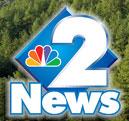 NBC の孔雀の右側に、太字の幾何学的サンセリフ体の白い「2」が青いダイヤモンド型の上に描かれ、その下に「ニュース」という文字が書かれている。
