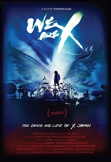 映画「We Are X」の宣伝ポスター。観衆の前でドラムキットの上に立つYOSHIKIのシルエットが描かれている。