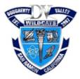 盾の形をした、主に青と銀のロゴ。盾の上のバナーには「Dougherty Valley Est. 2007」と「DV Wildcats」が書かれています。盾の下には「San Ramon, California」というテキストのバナーがあります。盾自体には 4 つの象限にシンボルが含まれています。左上から時計回りに、巻物と羽根ペン、中央のたいまつ、マスクとハープ、翼の付いた靴、原子です。