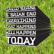 草原の上に、白い文字と黒い背景の 3D 様式フォントで「DAVID BYRNE / & BRIAN ENO / EVERYTHING / THAT HAPPENS / WILL HAPPEN / TODAY」という言葉が書かれています。