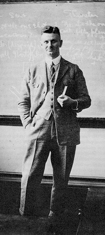 1930年に黒板の前に立つオットー・プラスの写真
