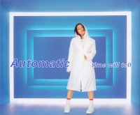 LED ライトに囲まれた青い部屋の前に立つ日系アメリカ人女性 (宇多田ヒカル) の全身ショット。彼女は白い服を着ており、彼女の名前と曲のタイトルが重ねて表示されている。