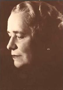 1930 年代風の縮れた髪型と舞台メイクを施した、力強い容貌の女性の宣伝用の魅力的なプロフィール写真