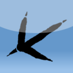 青い背景に描かれた鳥の足の絵