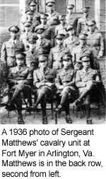 1936 年、バージニア州アーリントンのフォート マイヤーにあるマシューズ軍曹の騎兵隊の写真。マシューズは後列左から 2 番目です。