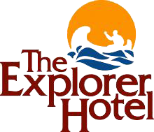 円の中に水上に浮かぶカヌー乗りの図案の下に「The Explorer Hotel」の文字が書かれている。
