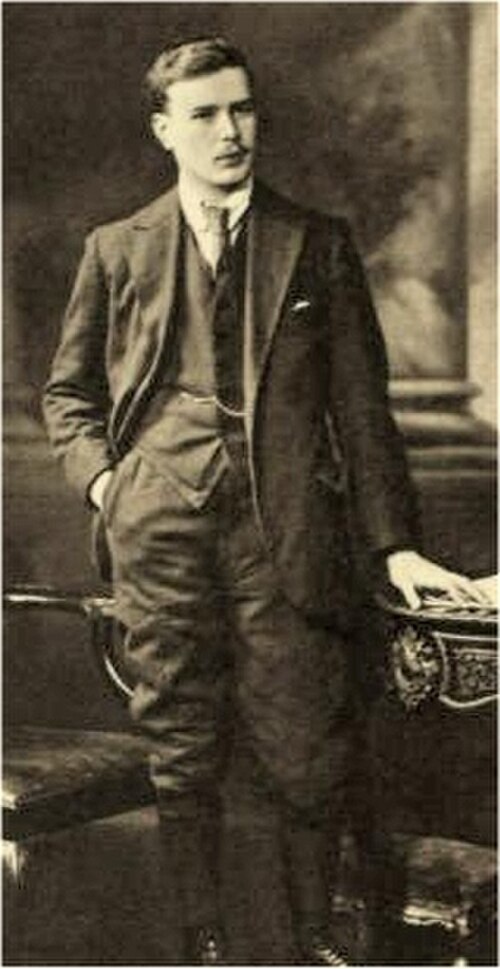 1920 年代の服を着た若い男性の全身肖像画