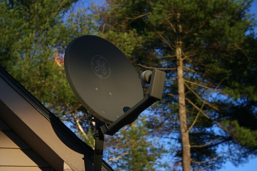 DirecTV衛星テレビ用のゼネラル・エレクトリック製衛星アンテナ。