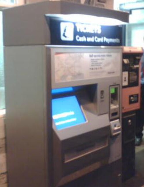2006年にゴダルミング駅に設置された新しい切符販売機