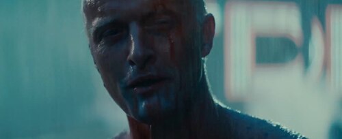 ロイ・バティの顔写真。彼の周りに雨が降っているのが見える