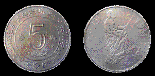1974年に鋳造された5ディナール硬貨。アルジェリア兵士が描かれ、革命20周年を記念している。