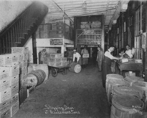 1917 年に出荷されたグラピコのボトルとシロップの樽