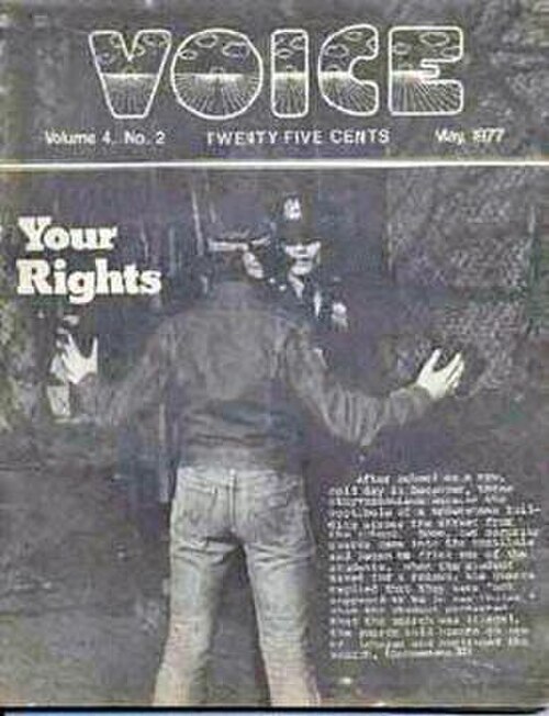 1977 年 5 月号の「The Voice」の白黒表紙の写真。表紙の上部に「Voice」という文字が吹き出し文字で印刷されています。表紙の写真は、警察官が男性と会話しているときに、両手を体から離して伸ばしている男性です。表紙記事のタイトル「Your Rights」は写真の左側にあります。