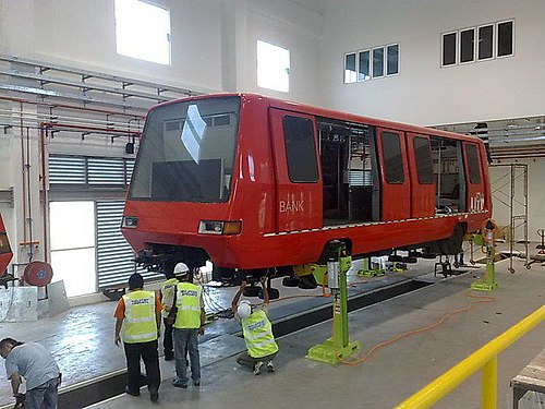 KLIA MAHBの運用・保守・保管施設（OMSF）における車両の吊り上げ作業
